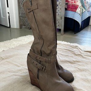 Very Volatile Women Kearney Wedge Boot Size 8.5 Brown Leather Tall Knee …